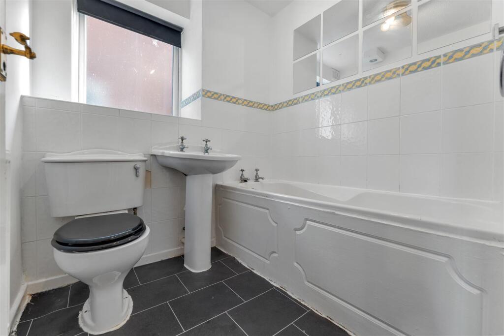 17 Newark Close bathroom.jpg