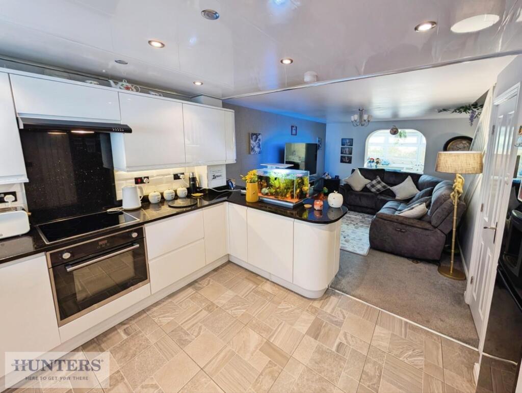 Kitchen / Lounge Area