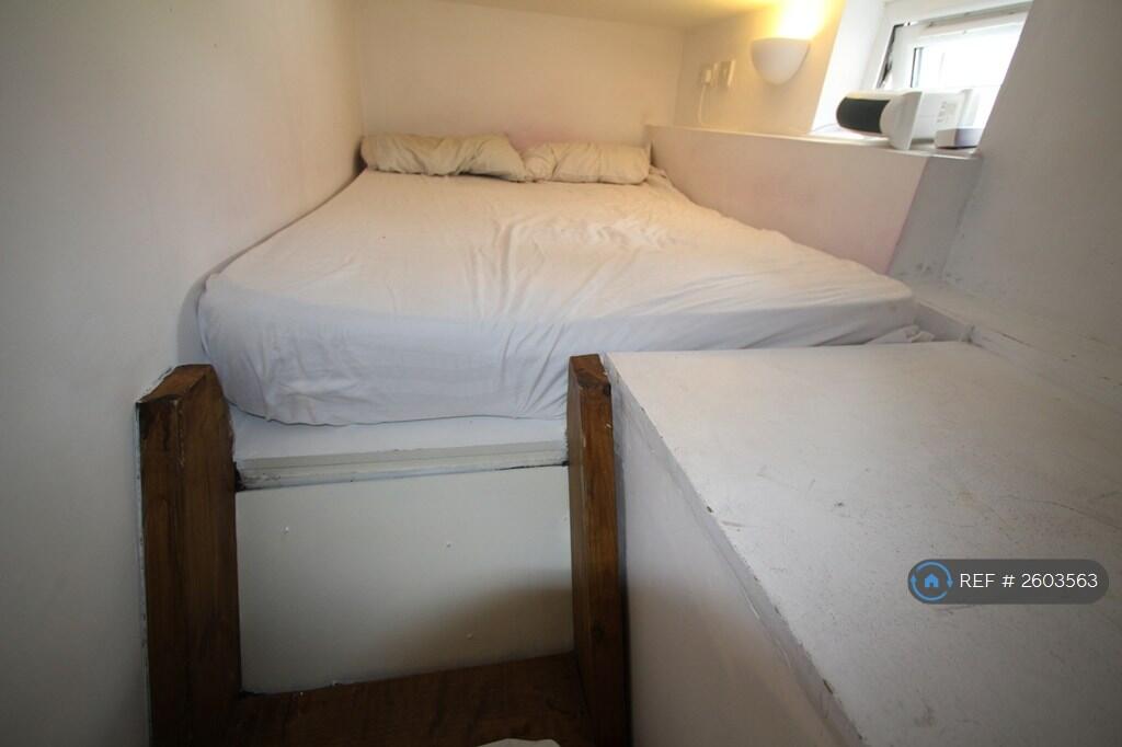 Full Double Bed In Cosy Separate Gallery Area