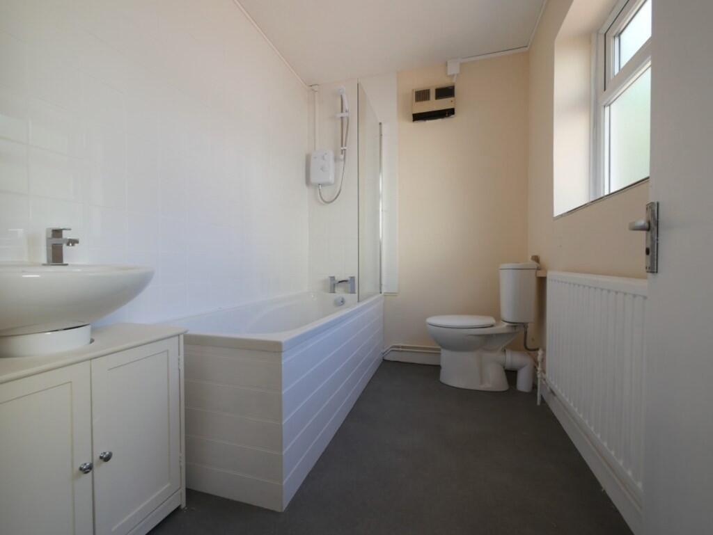 GROUND FLOOR BATH...