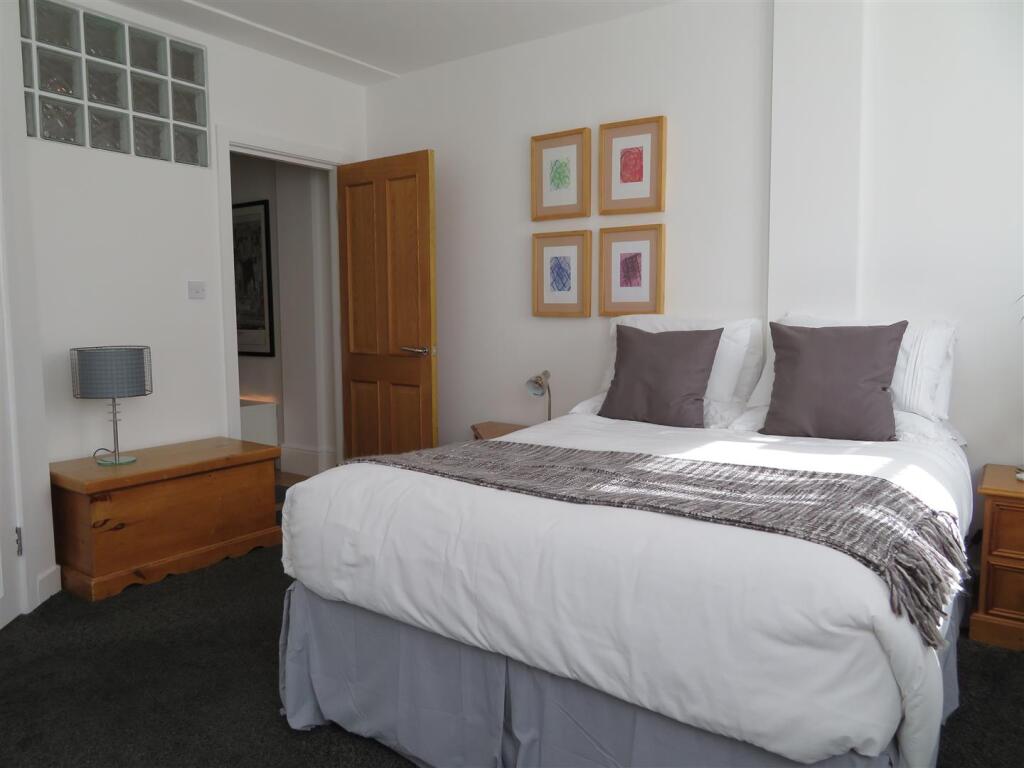 247 Milton Bed2b.JPG