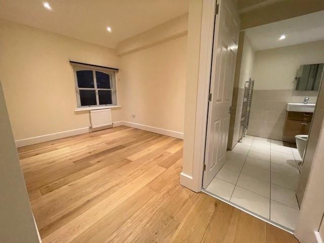Bedroom/Bathroom