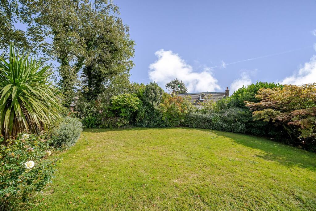 FRONT GARDEN