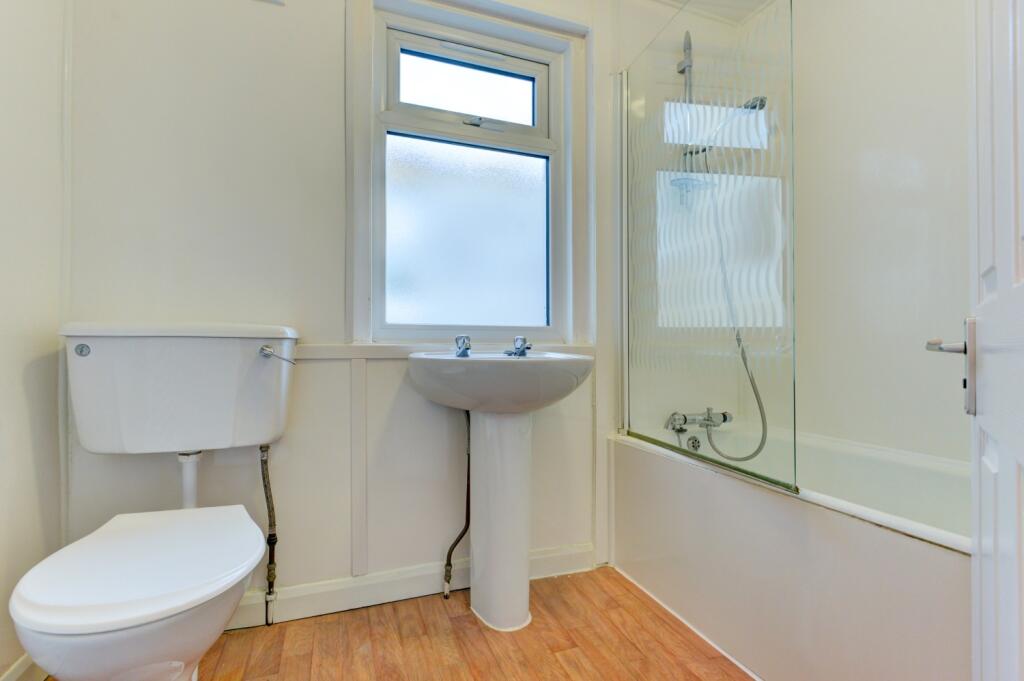 8 Hollingbury Park Avenue Bathroom 1