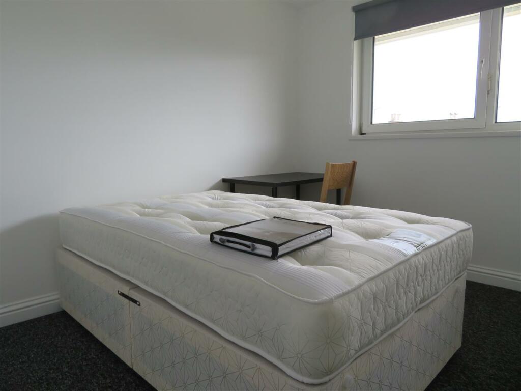 13 Milverton Bed4a.JPG
