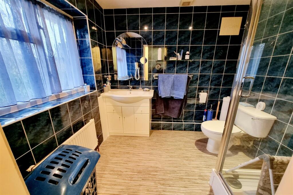 EN SUITE SHOWER ROOM:
