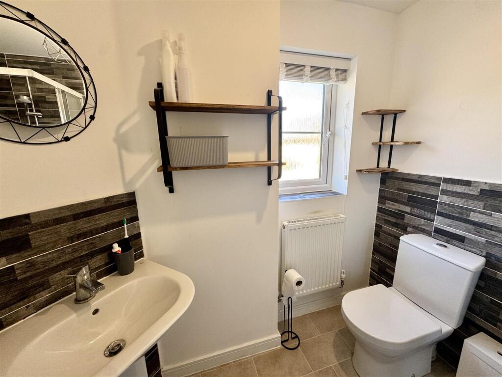 EN-SUITE SHOWER ROOM