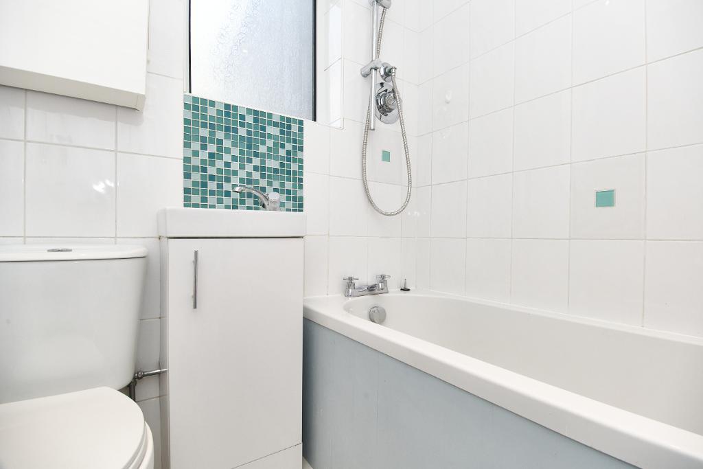 Bedroom 4 bathroom photo 1