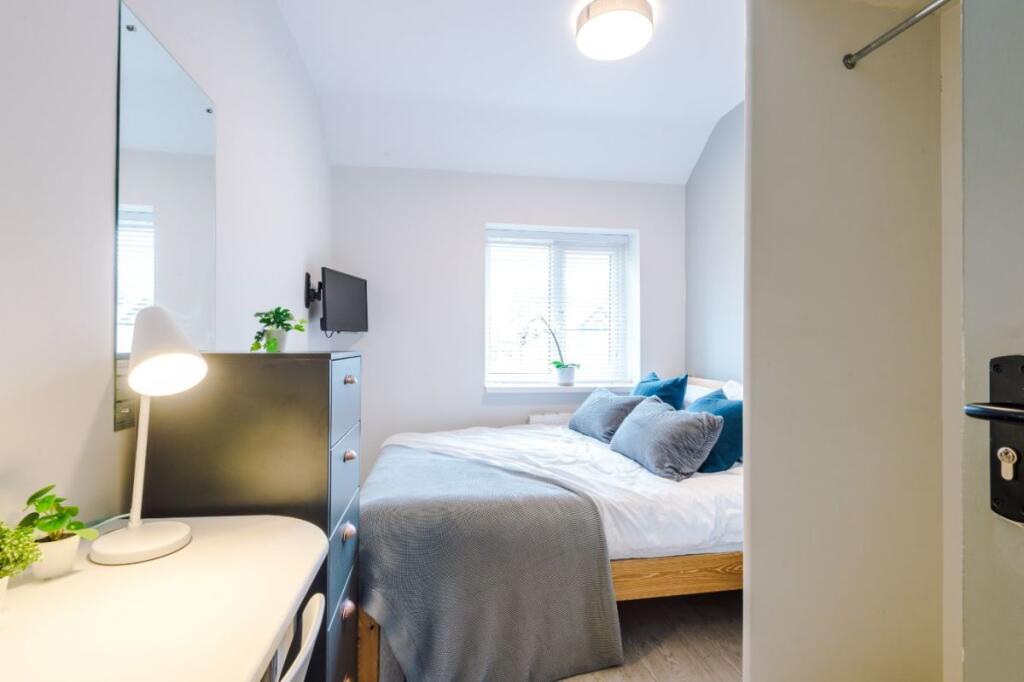 41TR - Bedroom