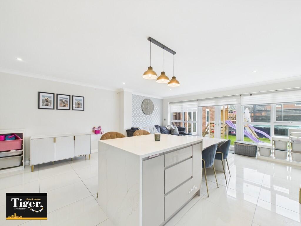 CAM02176G0-PR0507...