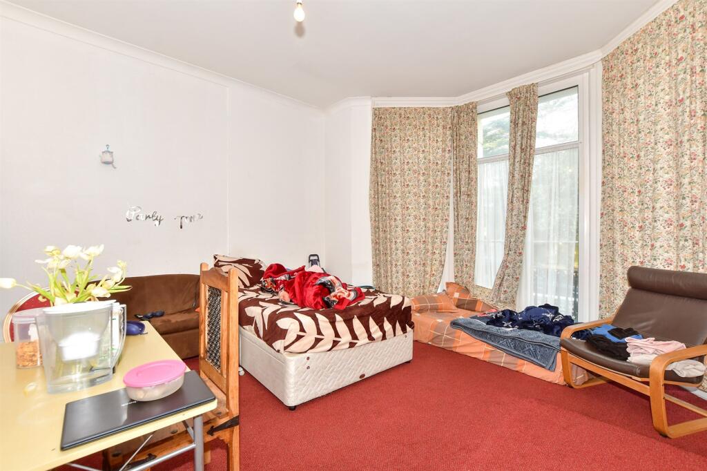 Lounge/ Bedroom/ Kitchen