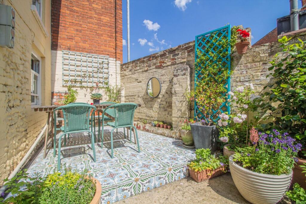 39 Cannon Street [Courtyard Garden] 05.jpg