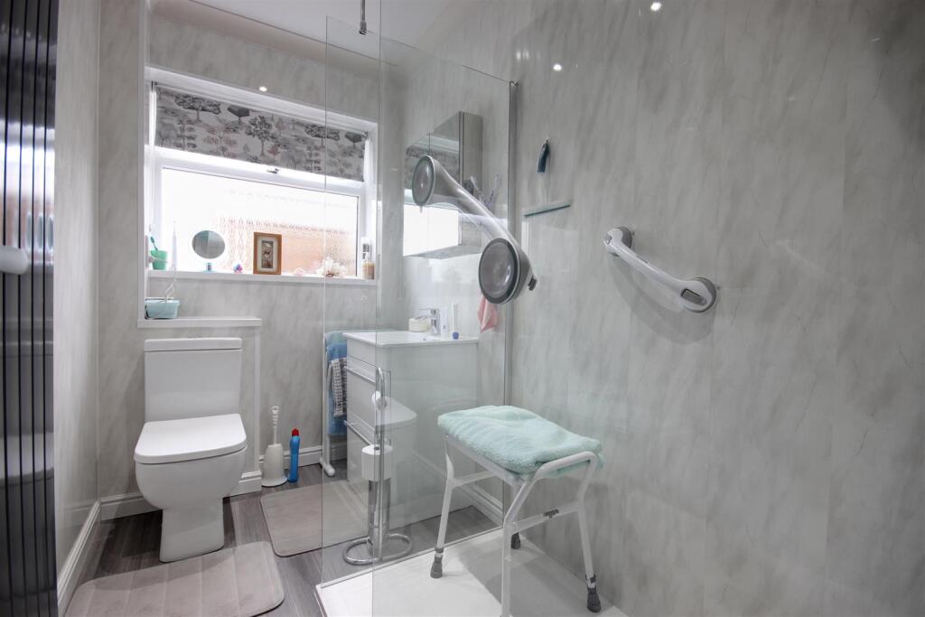 SHOWER ROOM/W.C