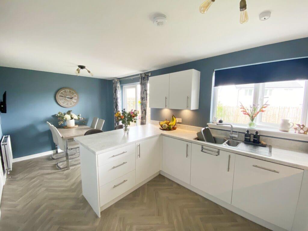 KITCHEN / DINING