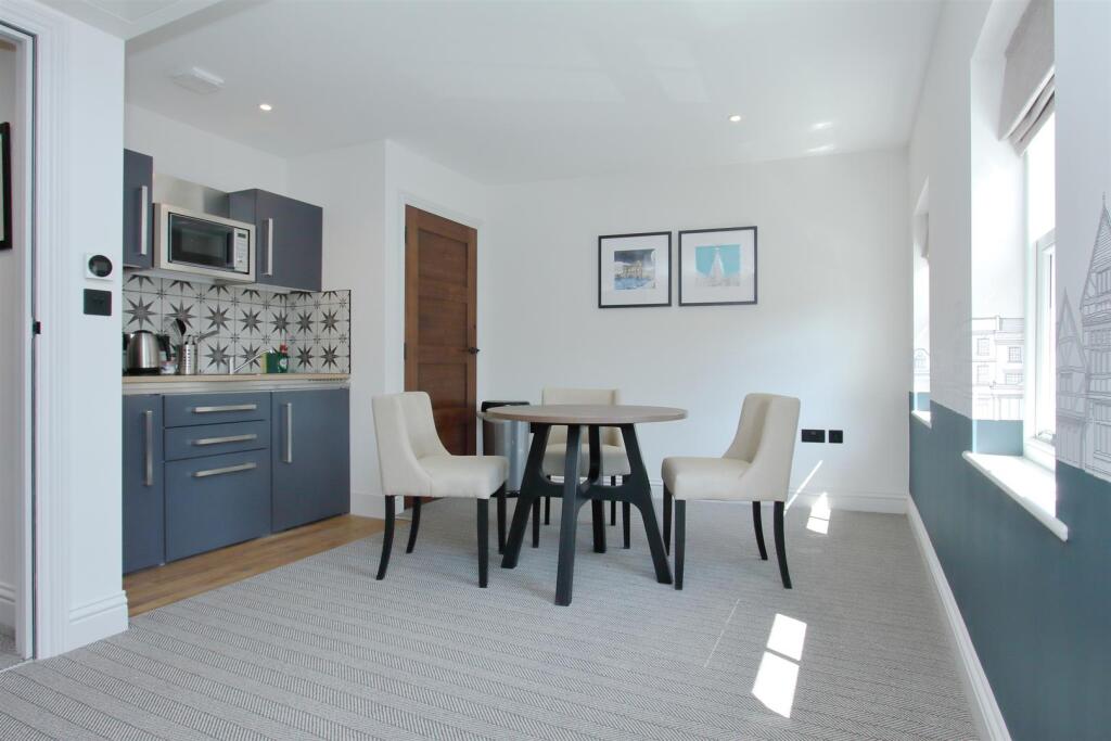 white hart old spitfire ph7.JPG