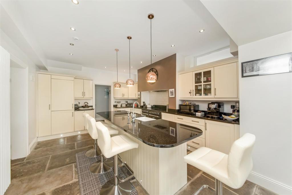 OPEN-PLAN DINING KITCHEN