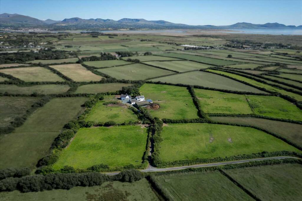 Neuadd Wen & Neuadd Wen Cottage Farm, Newborough