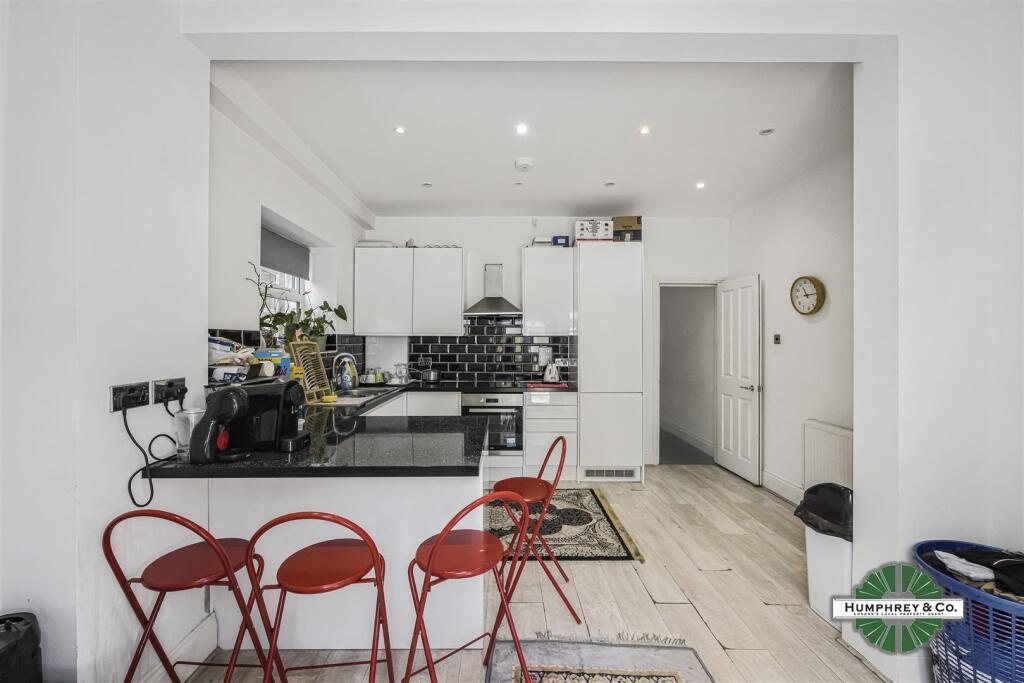 Flat 2 17 Mount Pleasant Road -010.jpg