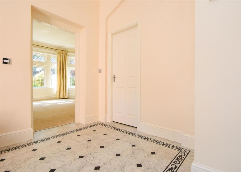 18c Southgate - Hallway.jpg
