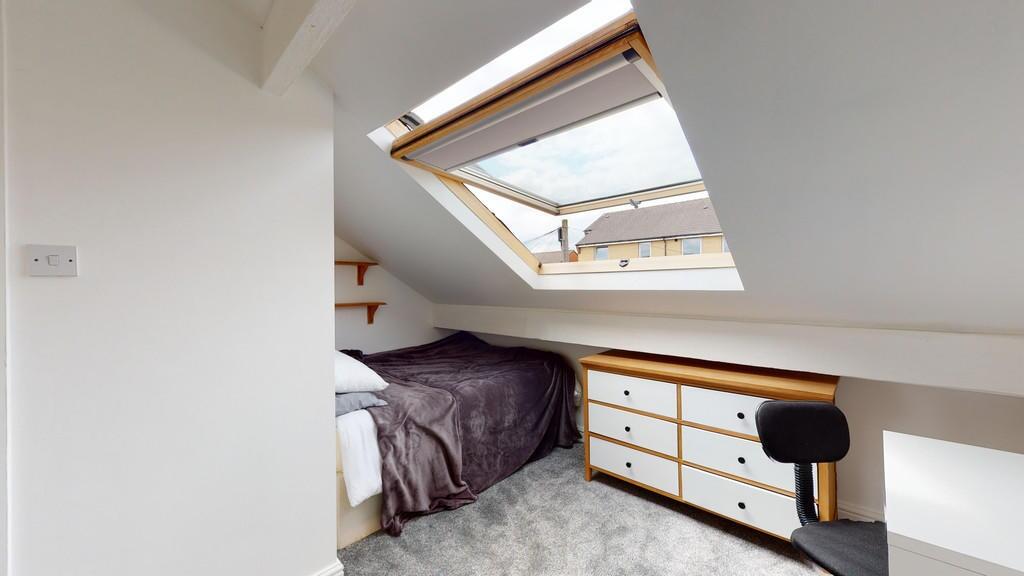 Bright and cozy single bedroom with a skylight ...