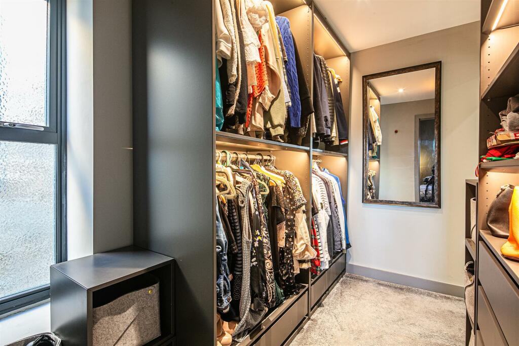 Ensuite dressing room to principal