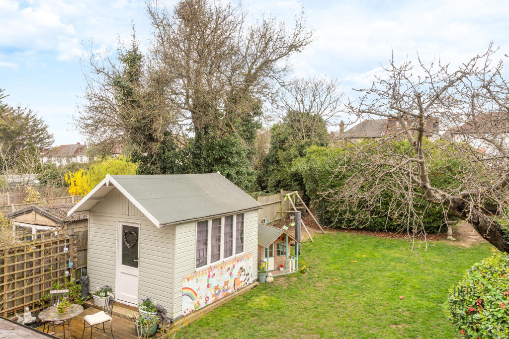 Berkshire Gardens, London, N13 6AA-1 (24)