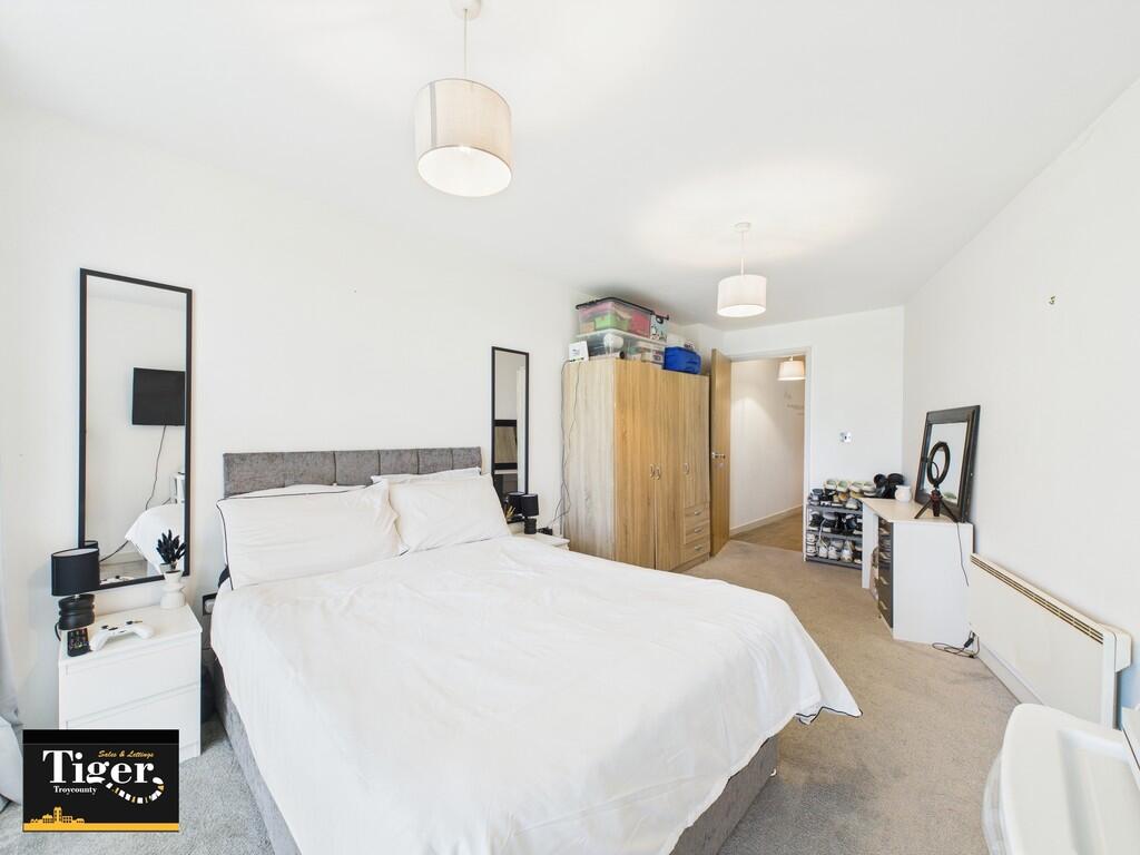 CAM02176G0-PR0556...