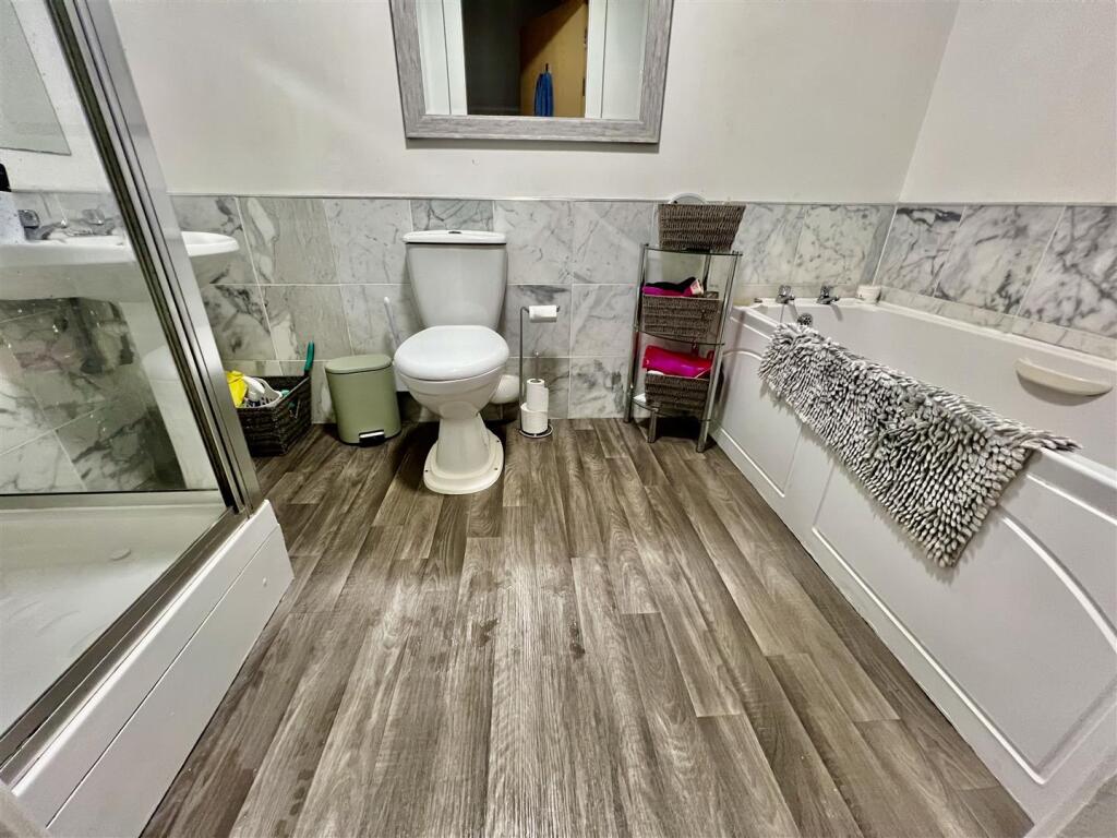 BATHROOM/WC