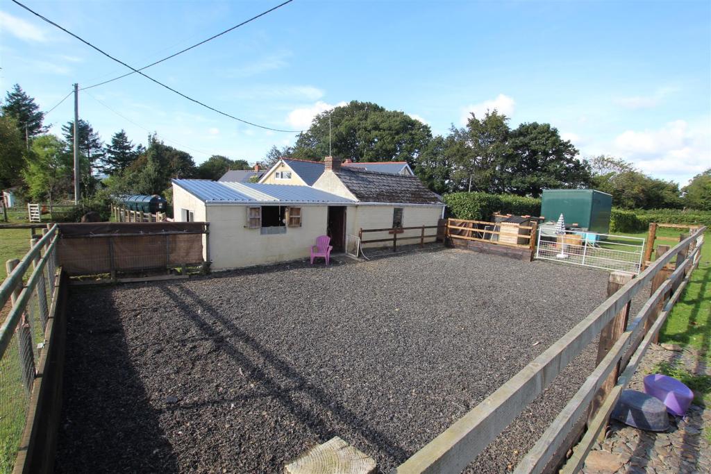 2 Useful Stable Building