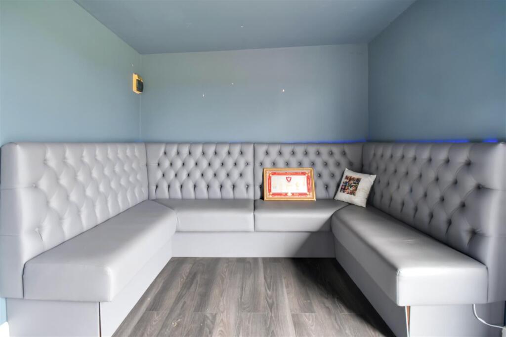 BAR/MAN CAVE