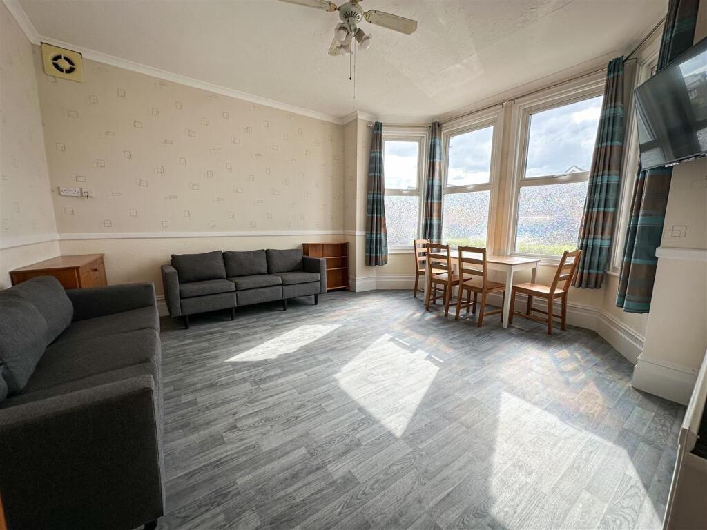 FRONT LOUNGE