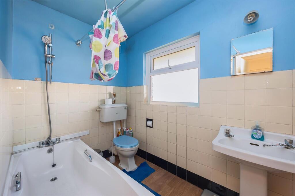 King George VI Dr 17 BATHROOM.jpeg