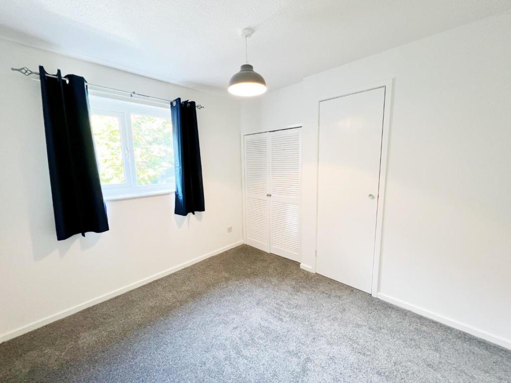 Bedroom 1 pic 2.jpg