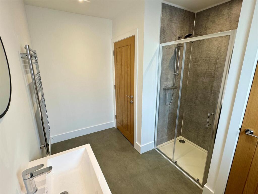 4 Tewyn Shower Room