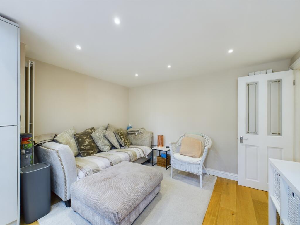 CAM01740G0-PR0343-STILL005