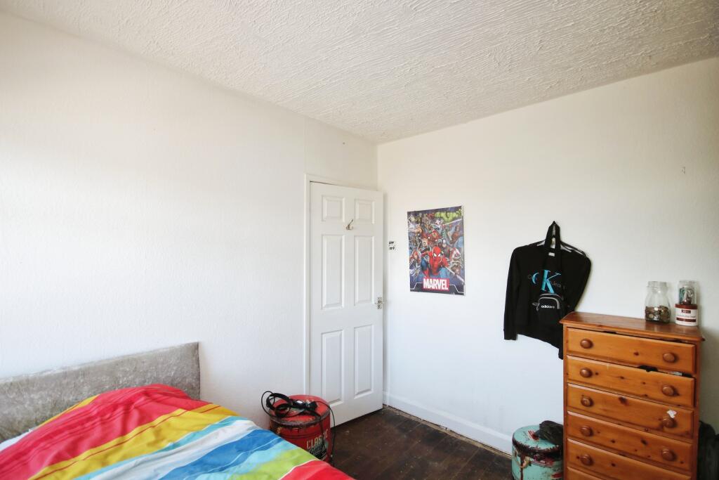 D2debf28-Bed 202.JPG