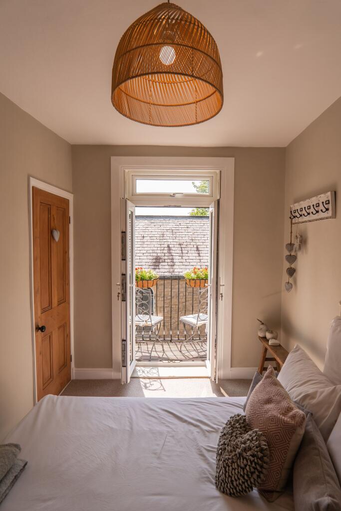 Bedroom with En Suite &amp; Balcony