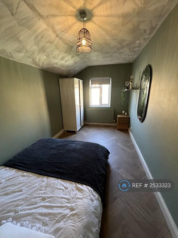 Upstairs Back Bedroom 