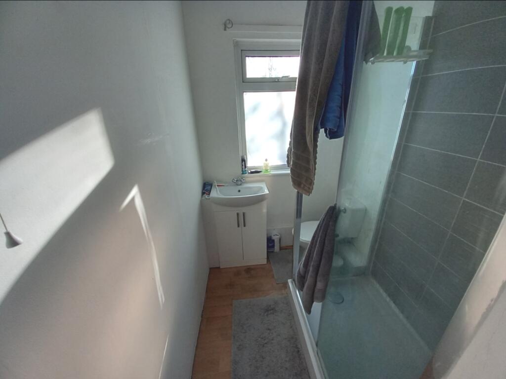GROUND FLOOR APARTMENT BATHROOM