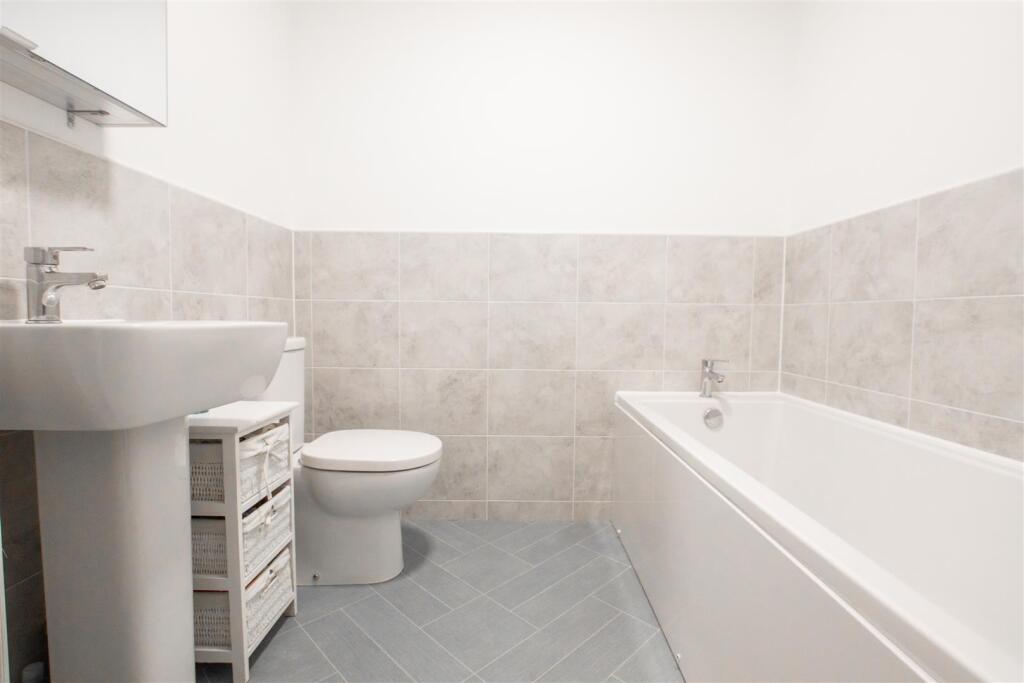 main.bathroom.jpg