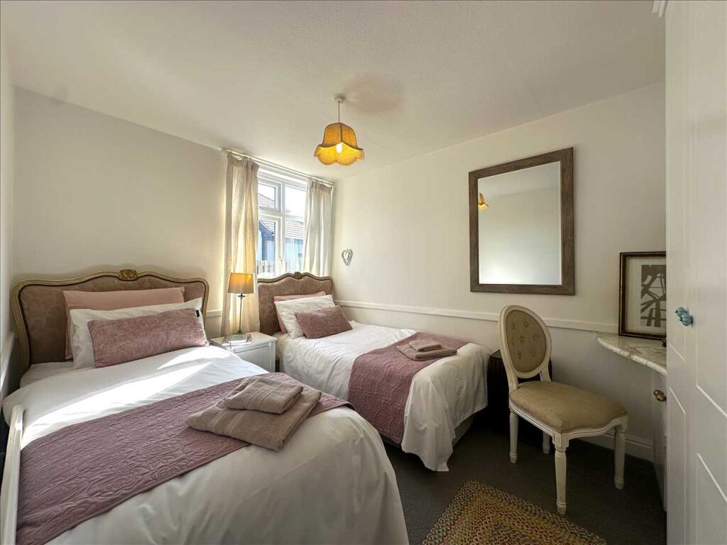 Bedroom (side)