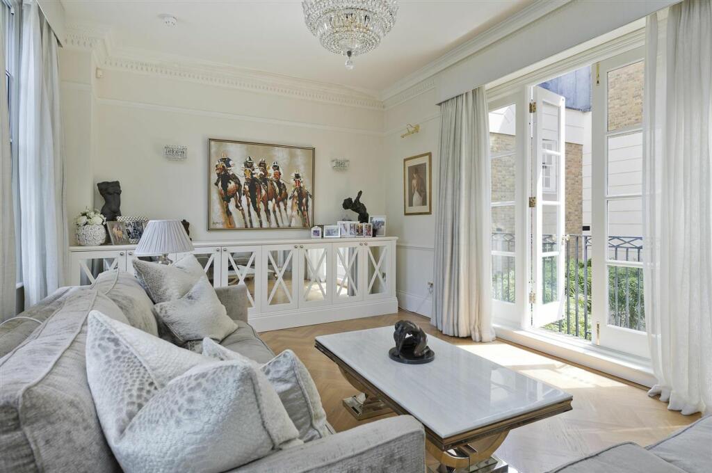 1b eaton sq-6989.jpg