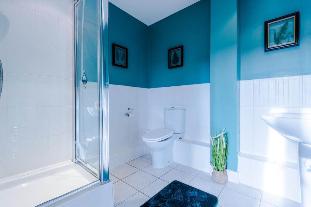 EN-SUITE SHOWER ROOM