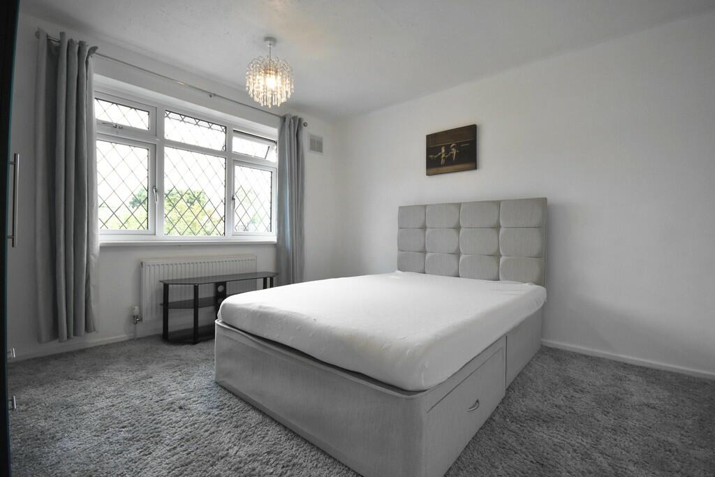 Bedroom 1-min