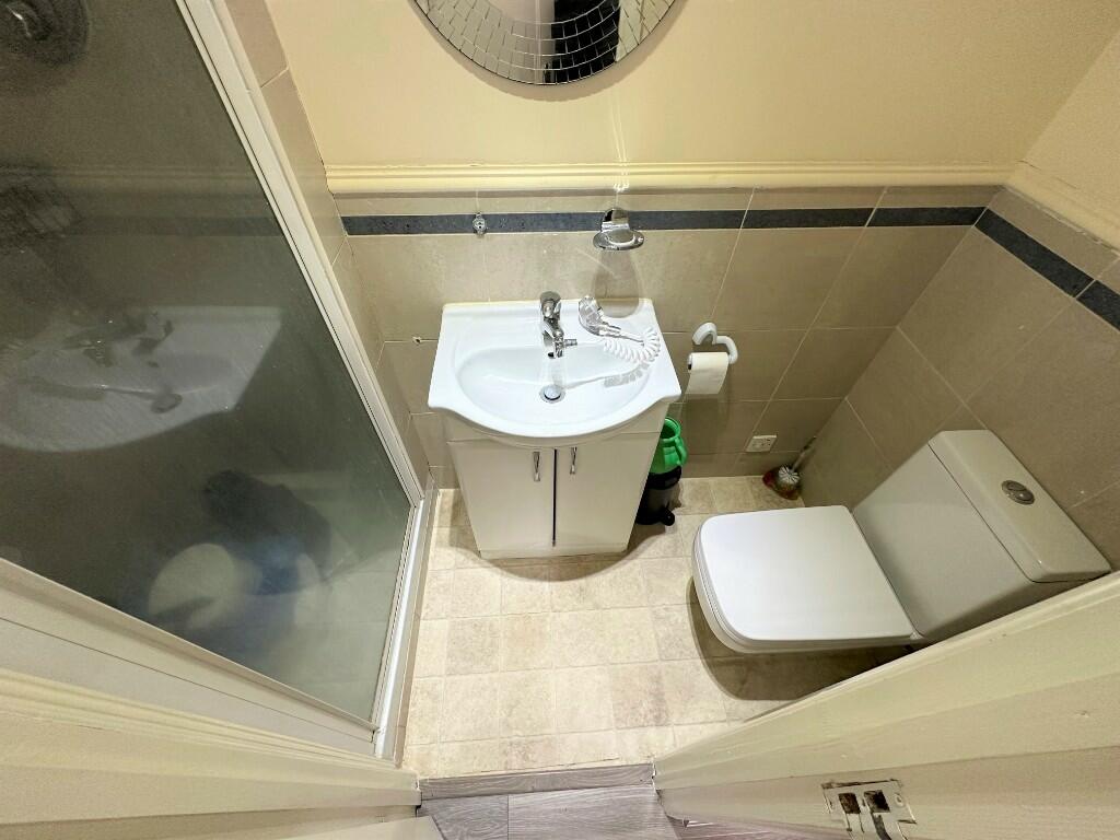 EN-SUITE SHOWER ROOM