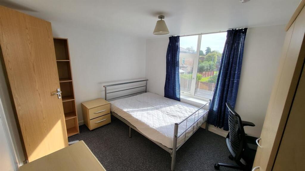 Bright and tidy single bedroom featuring a comf...