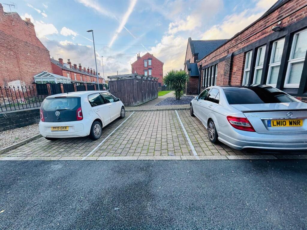 Communal Area / Gardens: