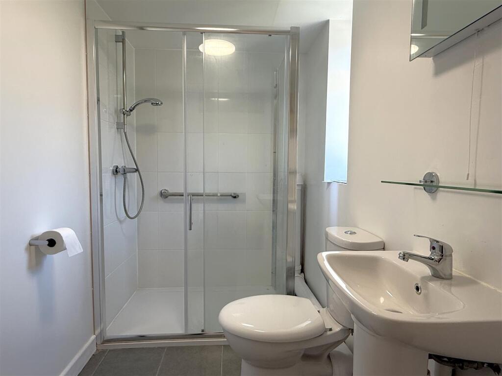 GUEST CLOAKROOM / SHOWER ROOM