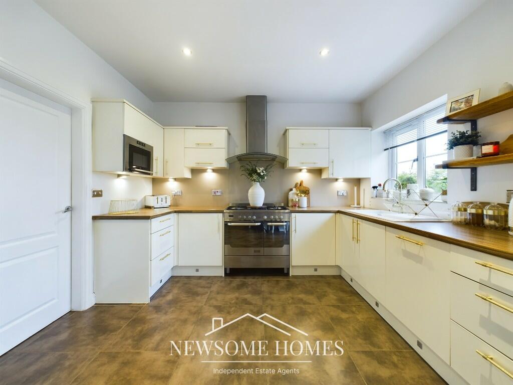 Kitchen/ Dining Room