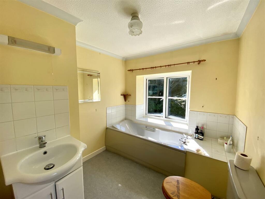 FAMILY BATHROOM